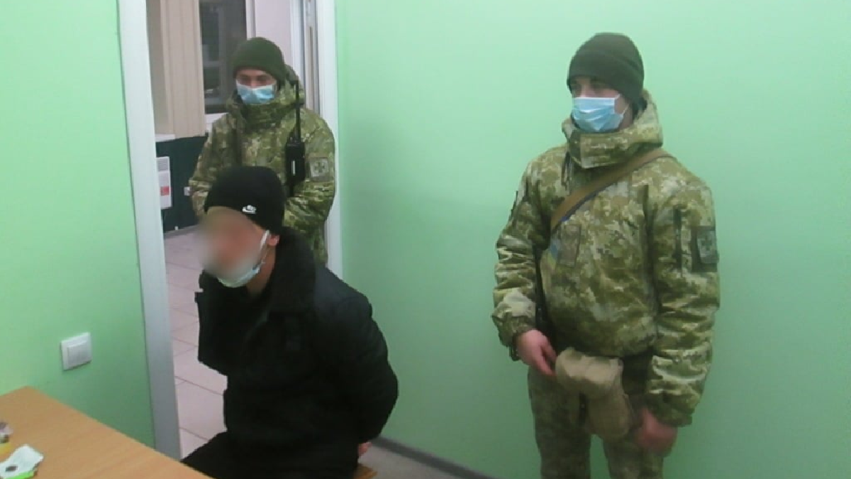 На адмінкордоні з окупованим Кримом зупинили українця з бази розшуку